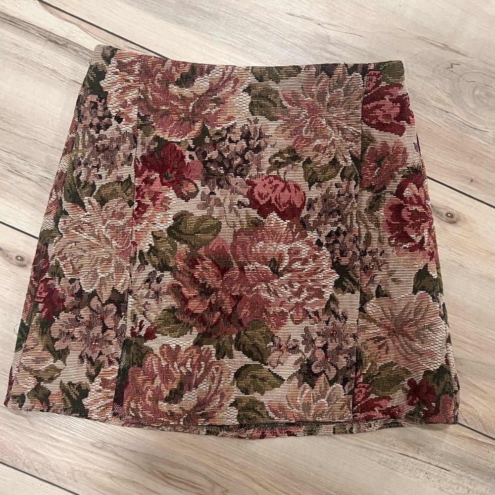 Tapestry print mini skirt with slits